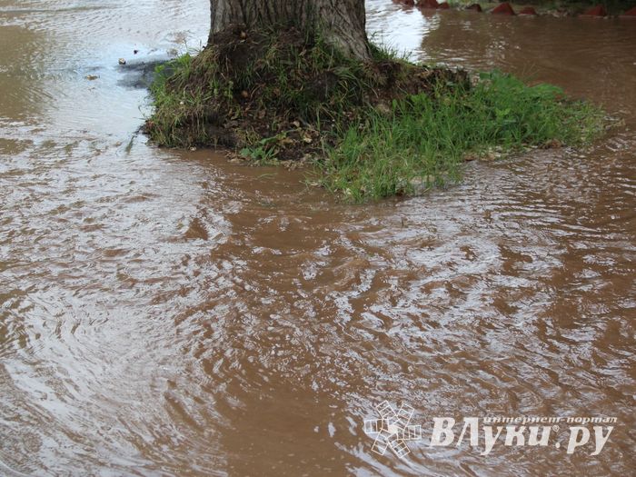 Серьёзная авария на водопроводе в Великих Луках (ФОТО; ВИДЕО)
