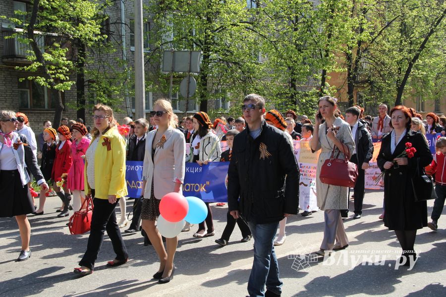 9 мая в Великих Луках. Шествие и салют
