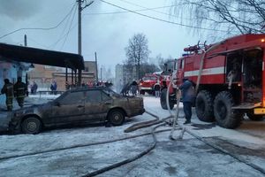 В Великих Луках сгорел автосервис (фото)