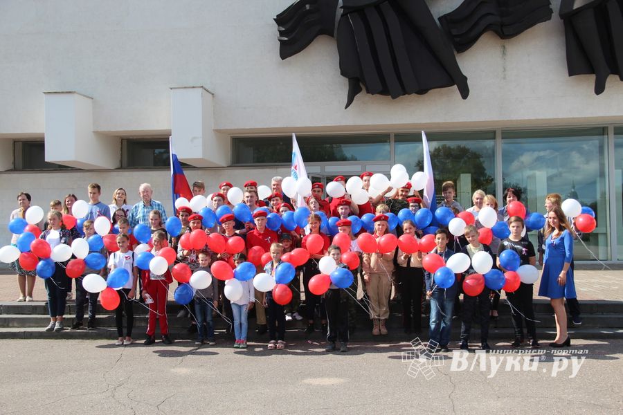 Великолучане отмечают День флага (ФОТО)
