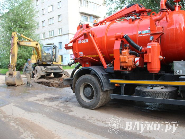 Авария на водопроводе в Великих Луках пока не устранена (ФОТО)