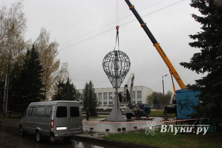 Знак воздухоплаванию устанавливают в Великих Луках (ФОТО)