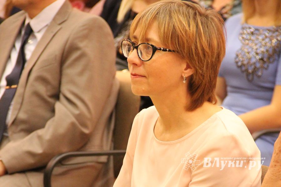 В Великих Луках ученики школы №13 поздравили своих педагогов (ФОТО)