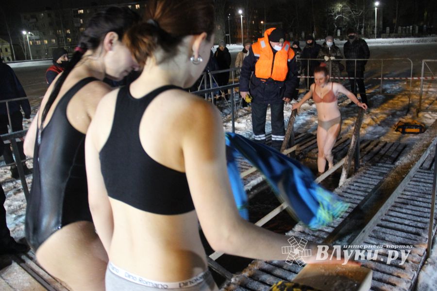 В Великих Луках проходят крещенские купания (ФОТО)