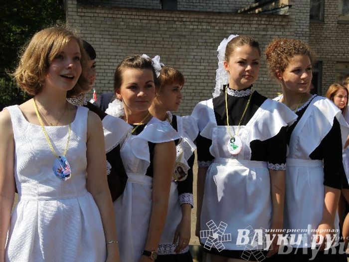 В Великих Луках прозвенели «Последние звонки»