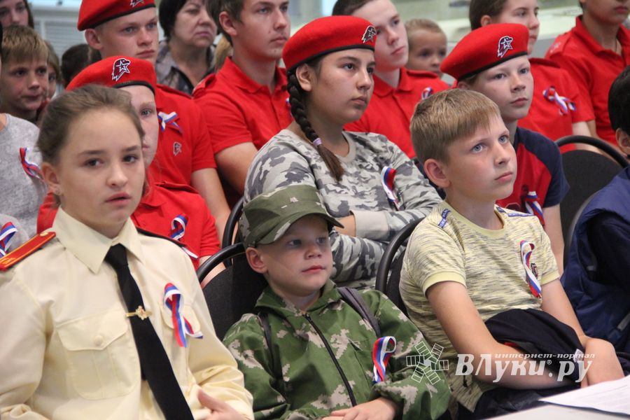 Великолучане отмечают День флага (ФОТО)