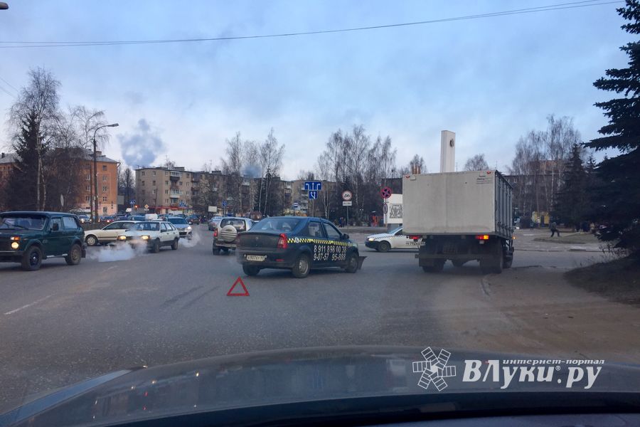 В Великих Луках произошла авария