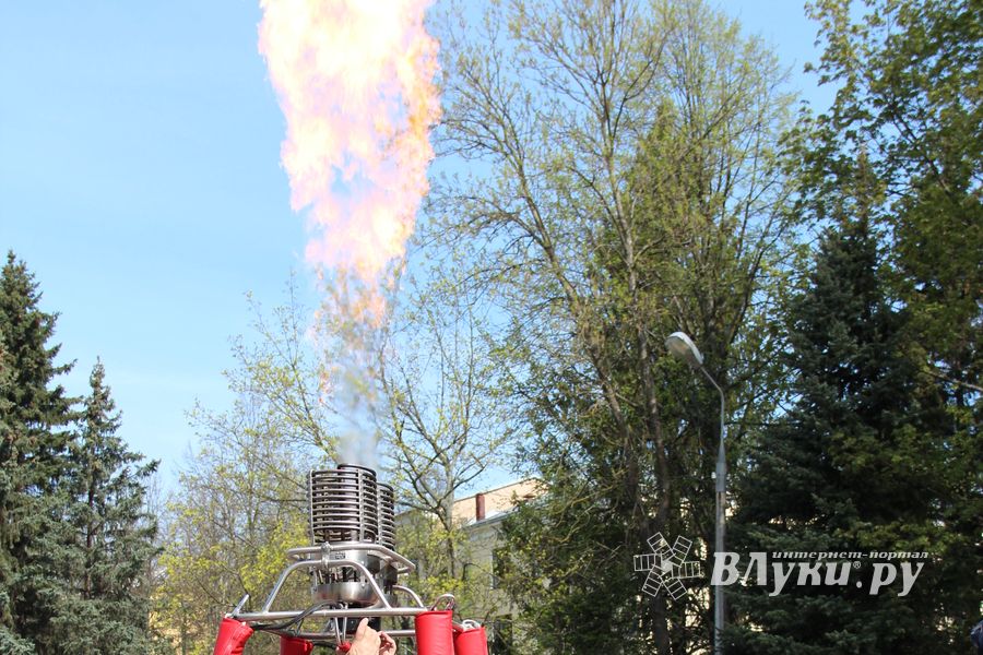 Шар, посвященный 850-летию города, поднялся над Великими Луками (ФОТО)