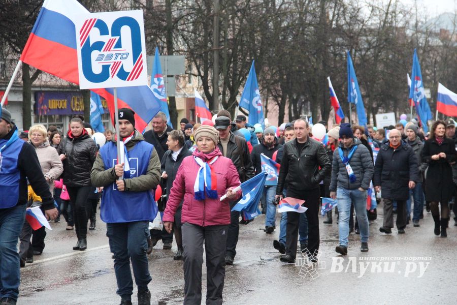 В Великих Луках прошло праздничное шествие (ФОТО)