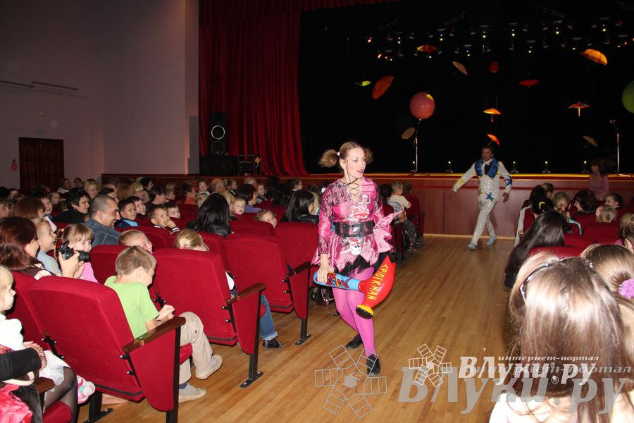 Шоу магических зонтиков и мыльных пузырей увидели юные великолучане