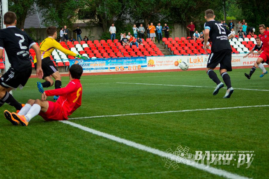 Матчи по футболу в рамках Первенства России проходят в Великих Луках (фото)