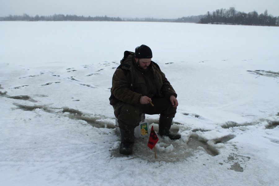 На Пореченском озере прошел Чемпионат города Великие Луки по ловле рыбы на блесну со льда (ФОТО)
