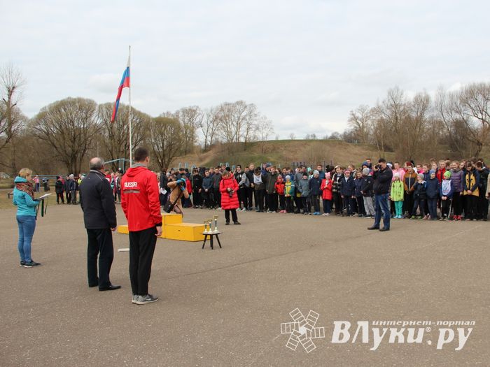 В Великих Луках прошёл легкоатлетический кросс (ФОТО)