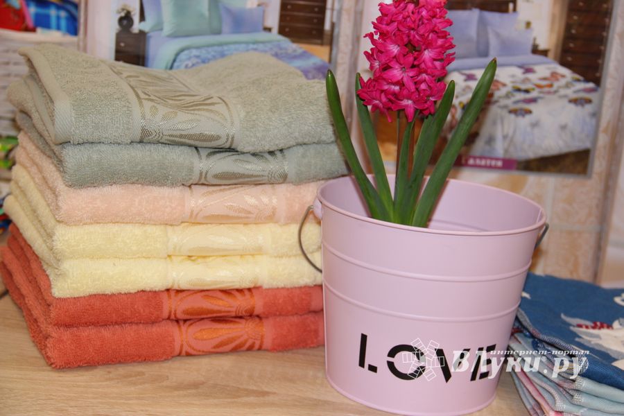 Кот Барон приготовил подарки для женщин