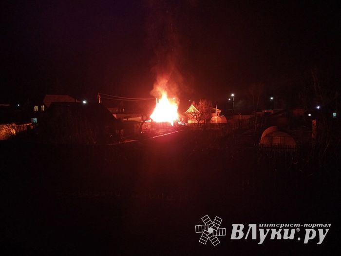 В Великих Луках пожар в жилом секторе (ФОТО)