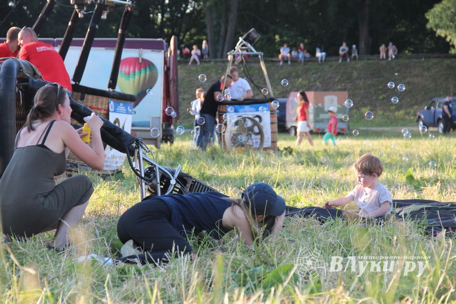 Сегодня вечером аэростаты плыли над городом (ФОТО)