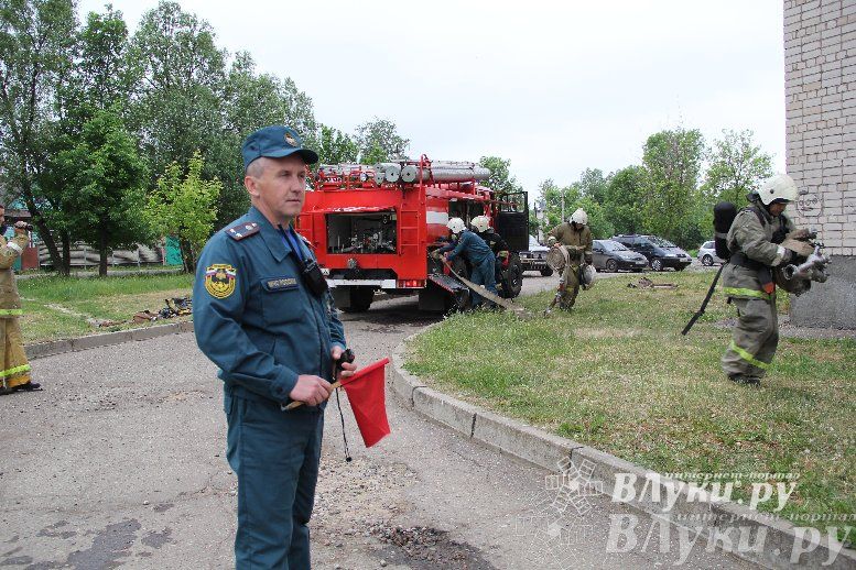 В Великих Луках прошли областные соревнования среди пожарных по спасению пострадавших