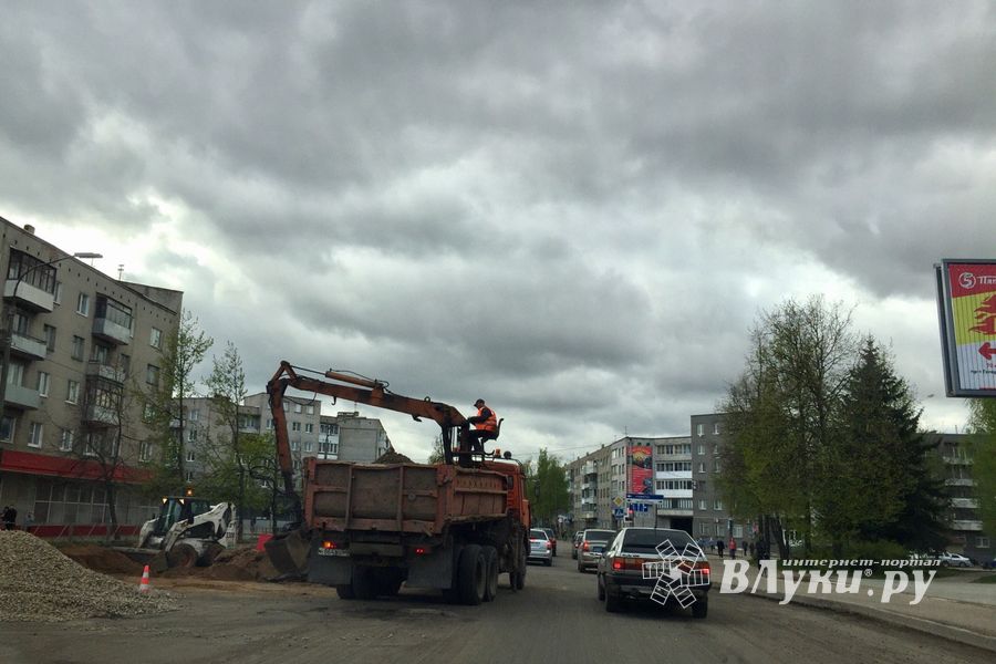 фотофакт: на пр-те Гагарина в Великих Луках продолжается ремонт 