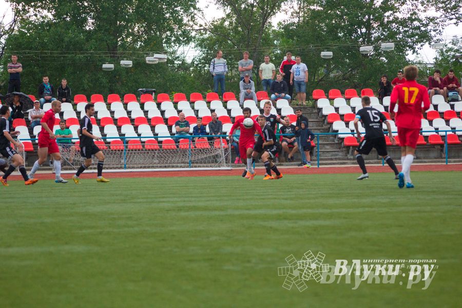 Матчи по футболу в рамках Первенства России проходят в Великих Луках (фото)