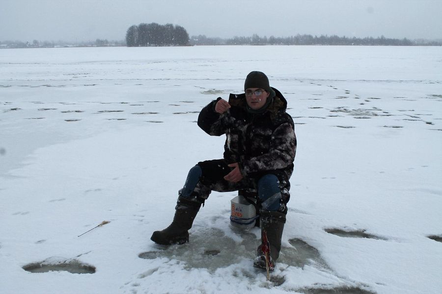 На Пореченском озере прошел Чемпионат города Великие Луки по ловле рыбы на блесну со льда (ФОТО)