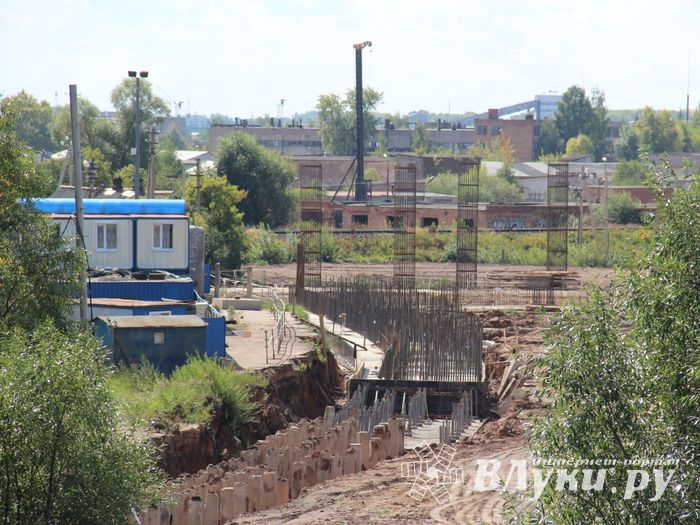 На месте строительства путепровода ведутся работы (фото)