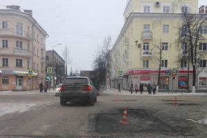 В Великих Луках продолжается ямочный ремонт дорог (ФОТО)