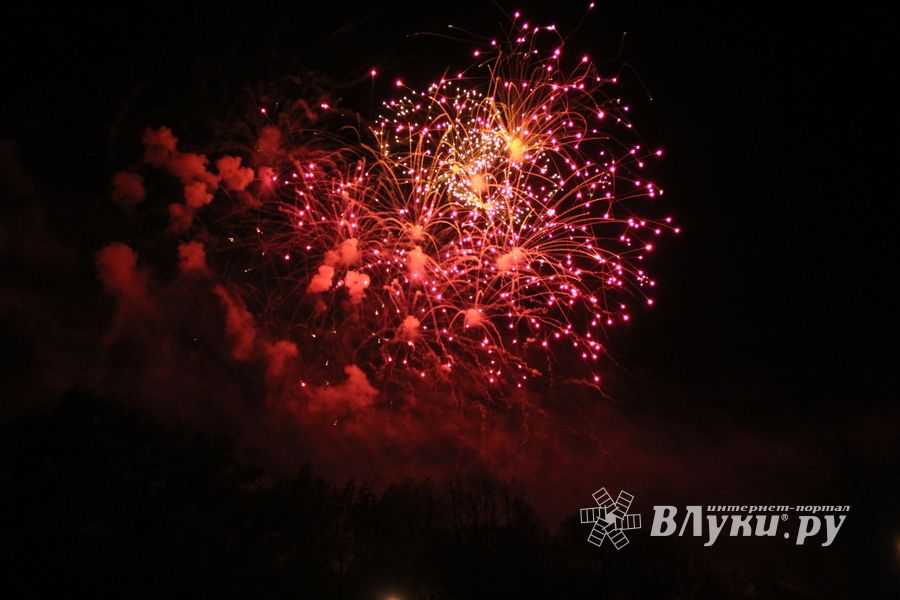Салют в Великих Луках (ФОТО)