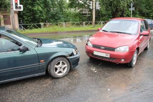 Водители из Питера и Торопца столкнулись в Великих Луках (ФОТО)