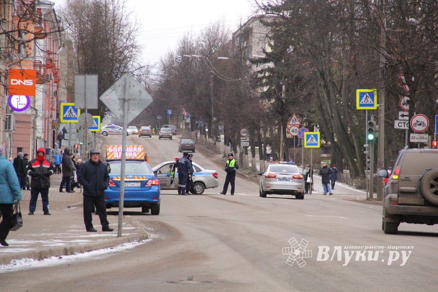 Негабаритный автопоезд вновь следует по улицам Великих Лук