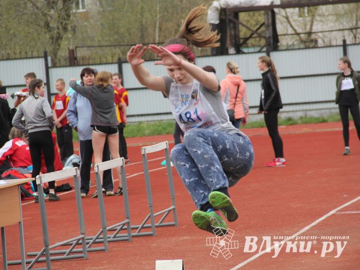 В Великих Луках проходят соревнования «Шиповка юных» (ФОТО)