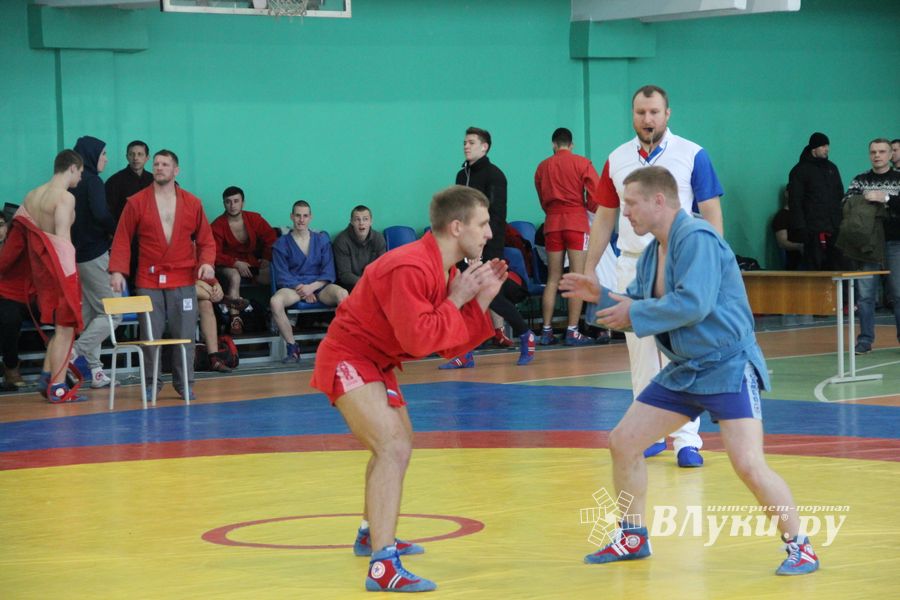 В Великих Луках - время жарких схваток