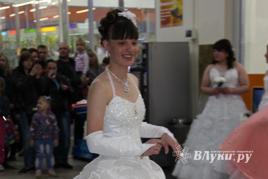 В Великих Луках бегали невесты (ФОТО)