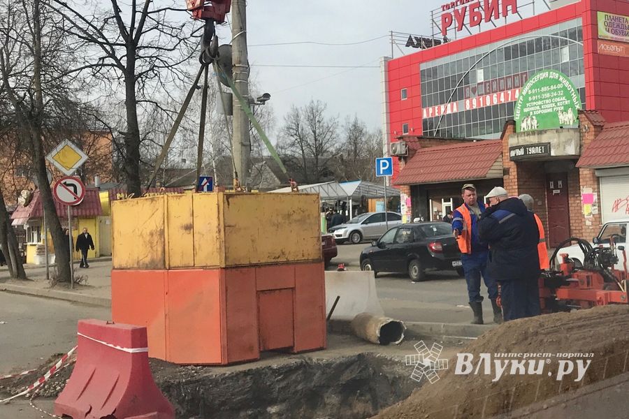 Возле Смоленского рынка завершают замену канализационной трубы (ФОТО)
