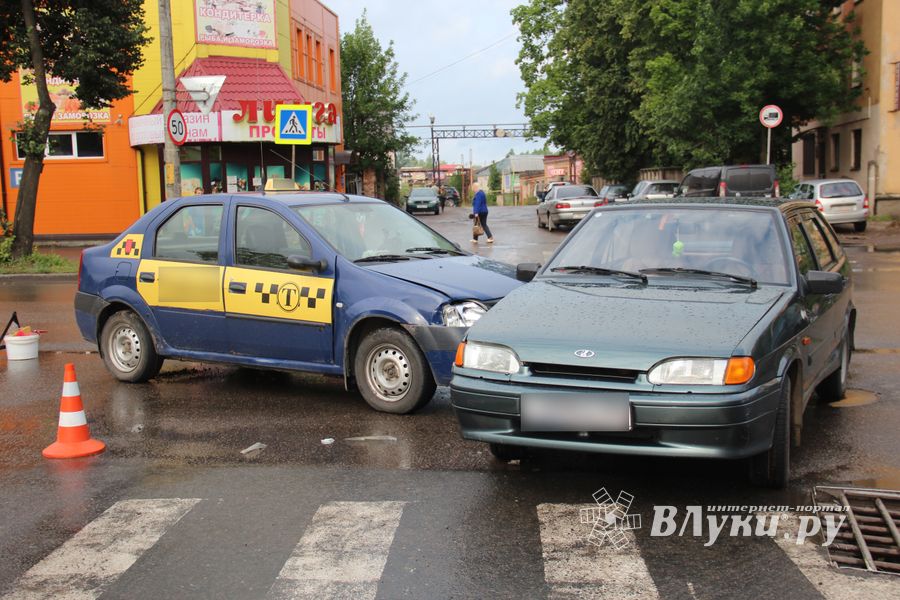 В Великих Луках, на проспекте Октябрьском, произошло ДТП (ФОТО)