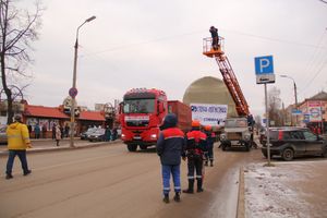 Негабаритный автопоезд вновь следует по улицам Великих Лук