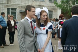 «Последний звонок» в школах Великих Лук