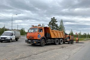 На развязке с трассой М-9 идёт ямочный ремонт (ФОТО)
