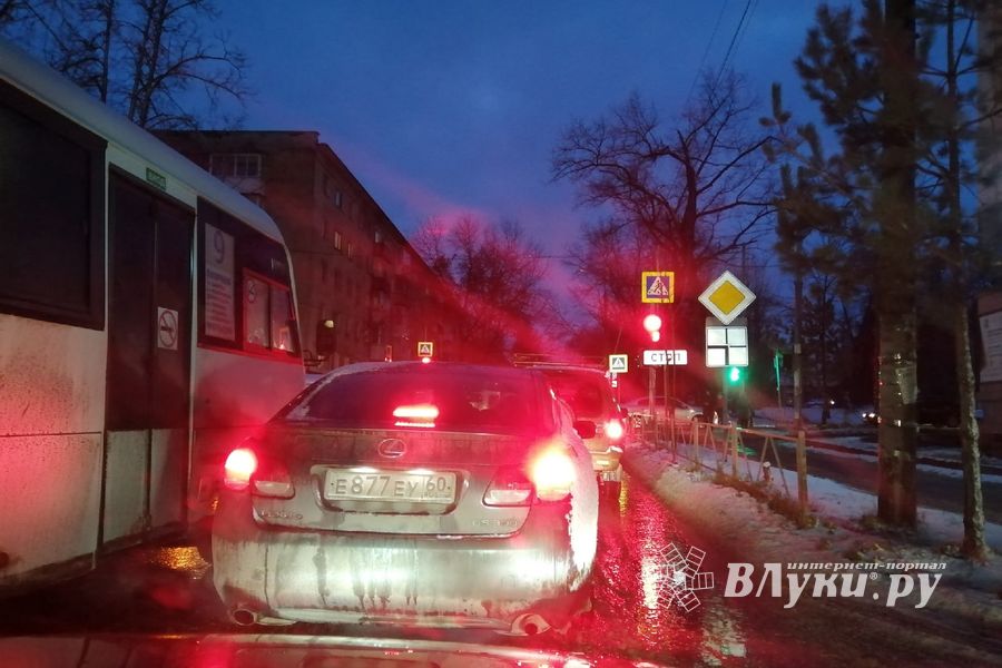 На ул. Зверева из-за ДТП затруднено движение (ФОТО)