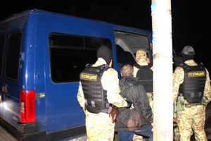 В ночных клубах Великих Лук в ходе полицейских проверок у молодых людей изъяты наркотики и оружие (фото)