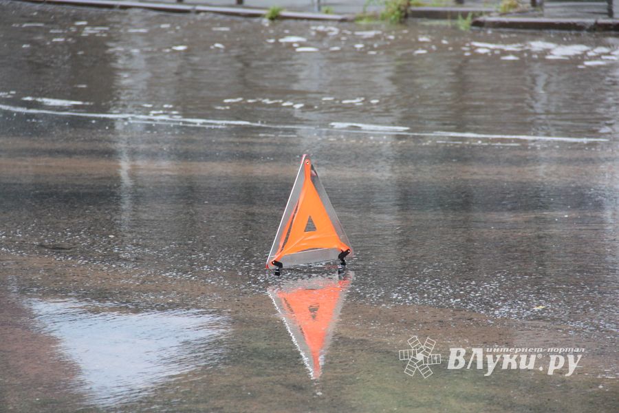 Водители из Питера и Торопца столкнулись в Великих Луках (ФОТО)
