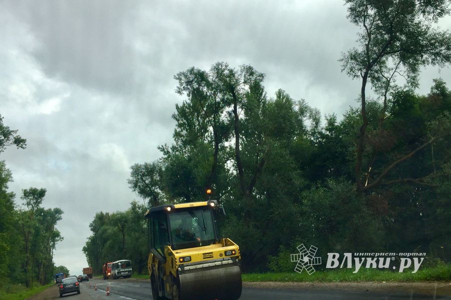 В Великолукском районе продолжается ремонт дорог (ФОТО)