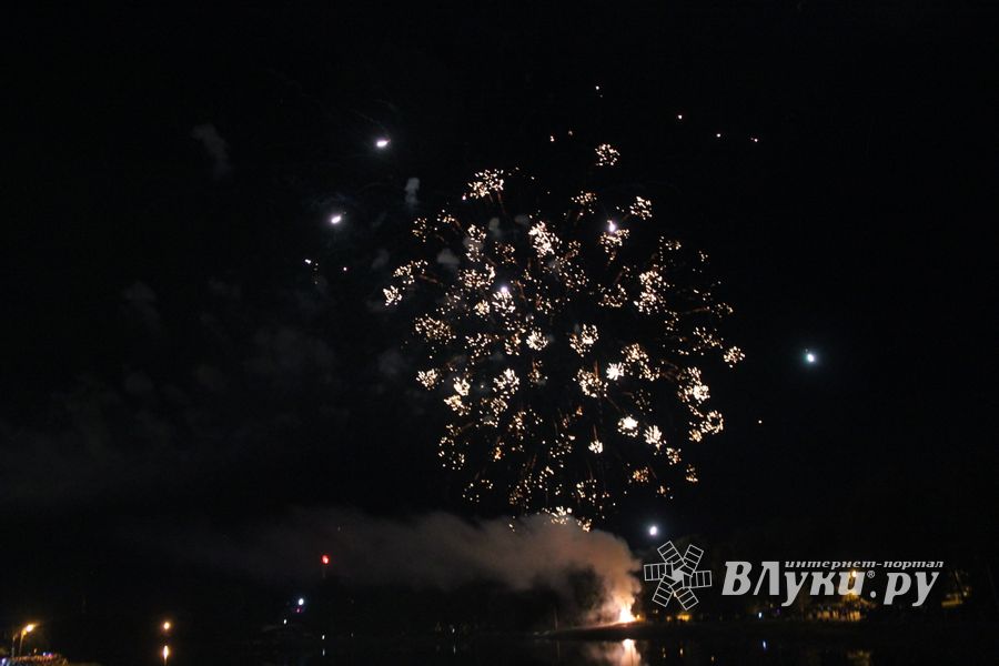 Огненные шоу состоялись над Ловатью (ФОТО)