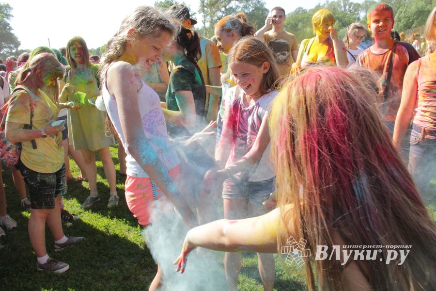 Яркие эмоции «ColorFest» в Великих Луках (ФОТО)