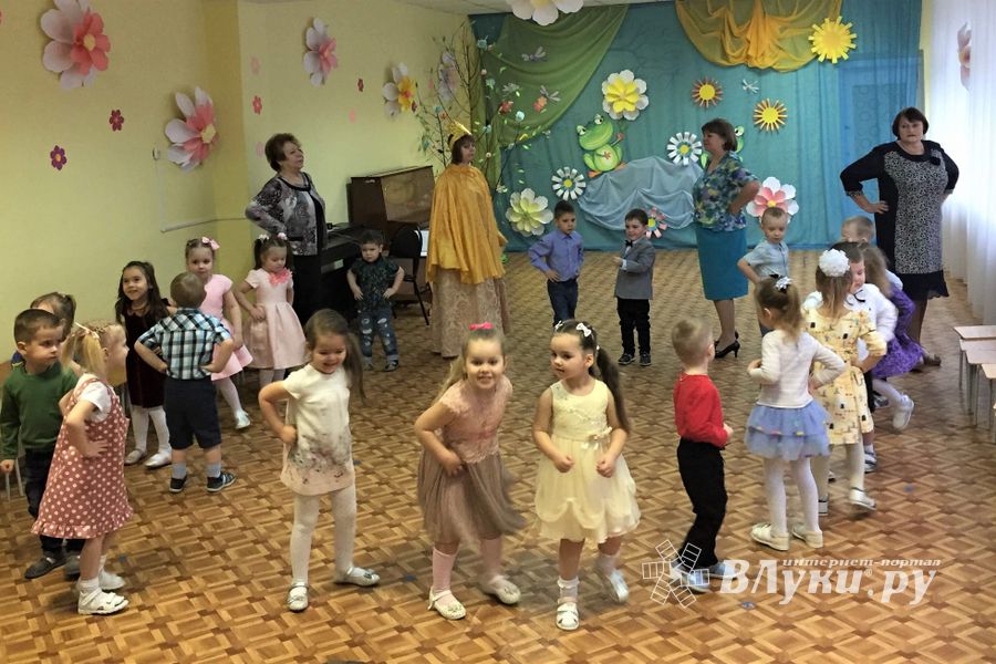 В детских садах Великих Лук проходят утренники к 8 марта (ФОТО)