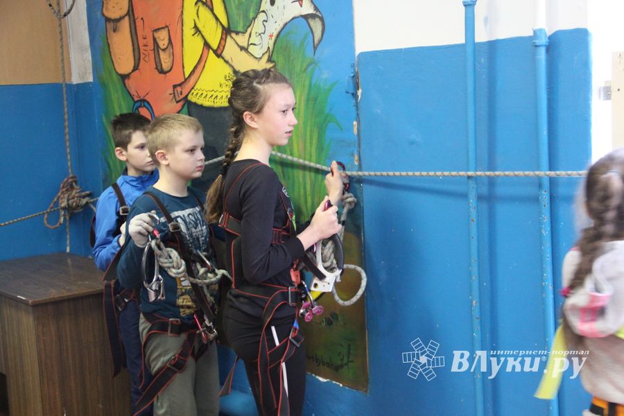 Великолукские школьники попрыгали по «кочкам»