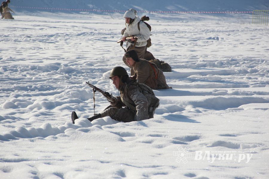 В Великих Луках реконструировали подвиг Александра Матросова (12+)(ФОТО)