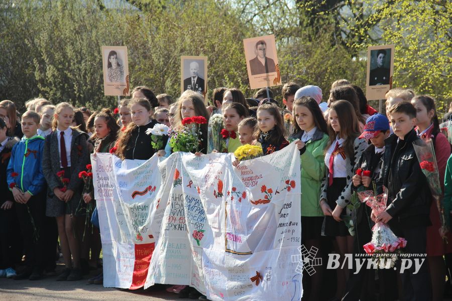 Ученики лицея №11 возложили цветы к могилам Братского кладбища (ФОТО)