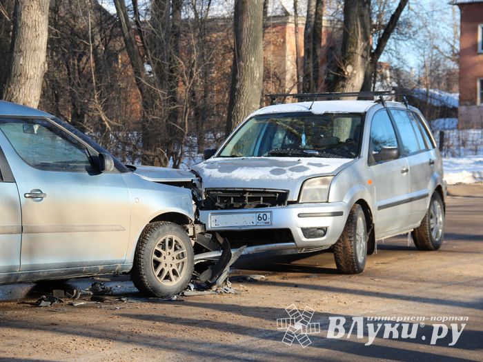 Лобовое столкновение на пр-те Гагарина в Великих Луках (ФОТО)