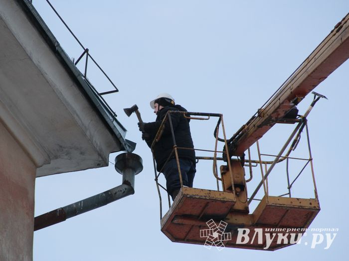 На Нелидовской сбивают сосульки (ФОТО)