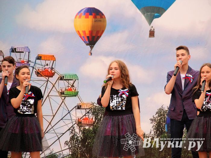 В Великих Луках День России отметили большим концертом (ФОТО)